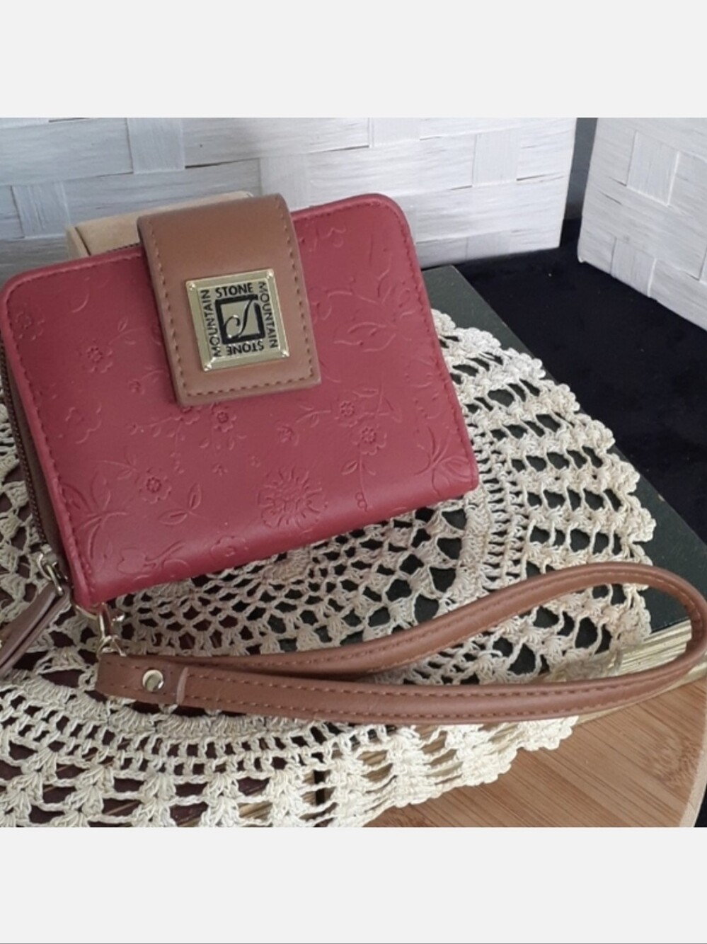 👉*NWOT* STONE MOUNTAIN WRISTLET WALLET ~RUSTIC RED~ LOTS OF ROOM IN TINY SPACE!
